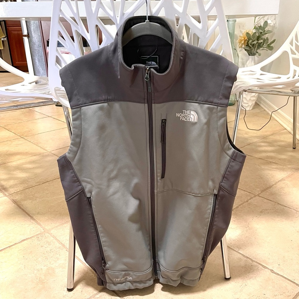 The North Face Two Toned Fleece Lined Vest in Gray. Men’s Size Medium.